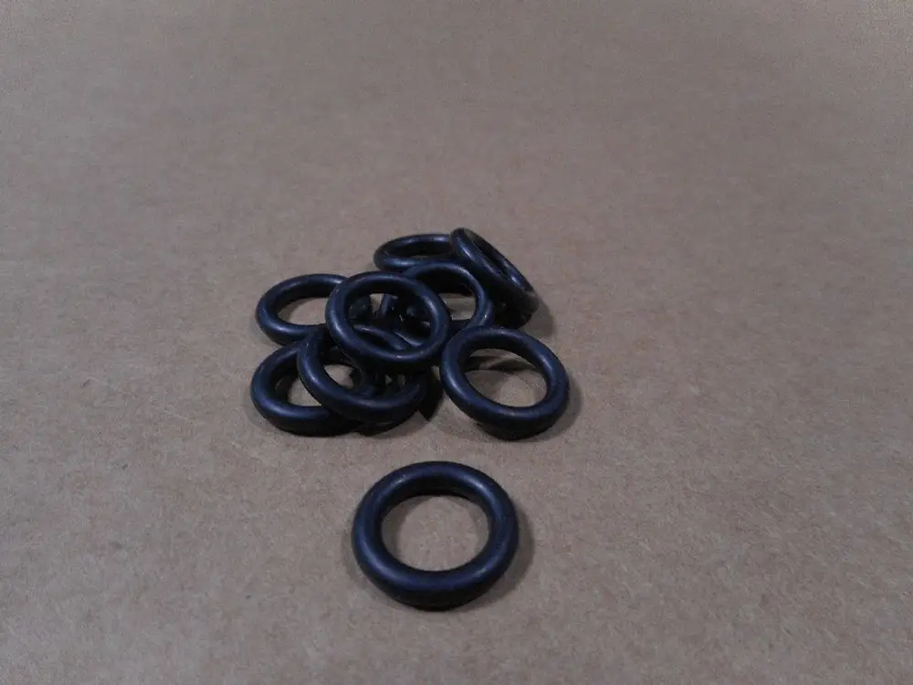 Schwarze O-Ringe von Remeha, in unterschiedlichen Größen, auf einer Fläche angeordnet. Diese Dichtungsringe werden häufig in technischen Anwendungen verwendet.
